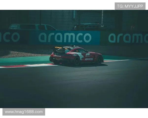 F1赛季最新动态：红牛车队力压梅赛德斯，汉密尔顿迎接挑战