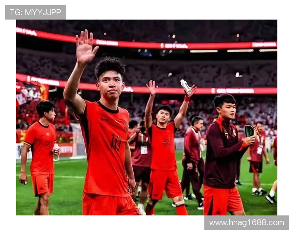 中国足球队迎战强敌备战亚洲杯 球迷期待新星崭露头角